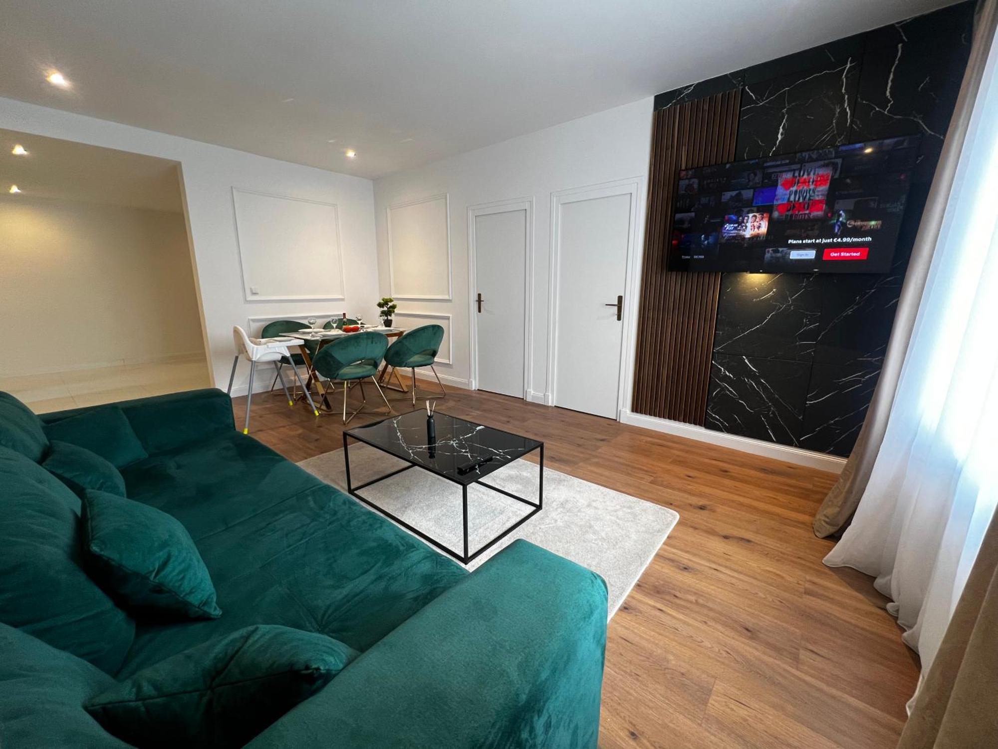 105 Quadratmeter Apartment, Parkplatz, Kinderfreundlich, 6 Personen, Wifi, Vollausgestattete Kueche, Crimmitschau المظهر الخارجي الصورة